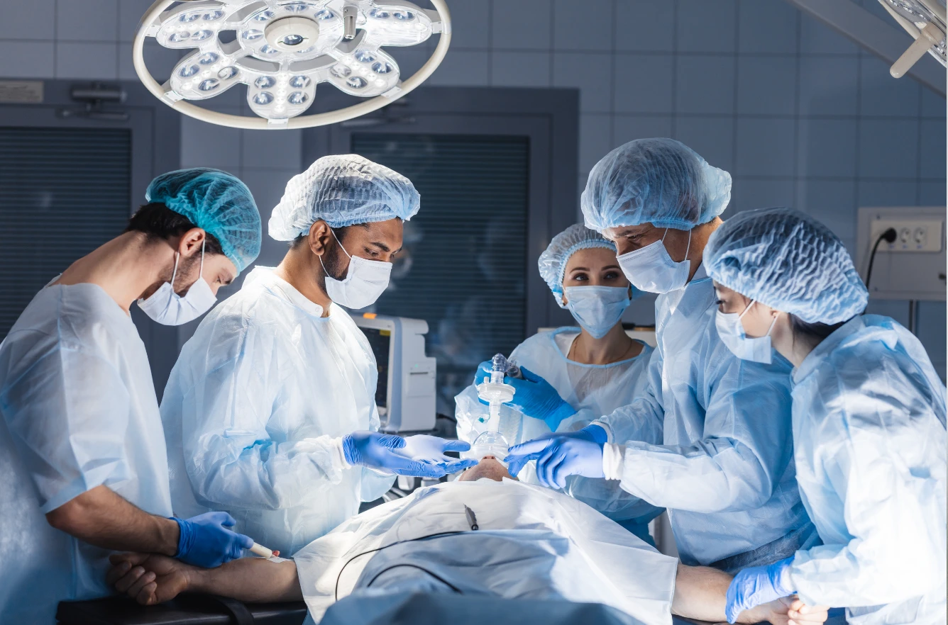 Equipo quirúrgico de Punta Médica