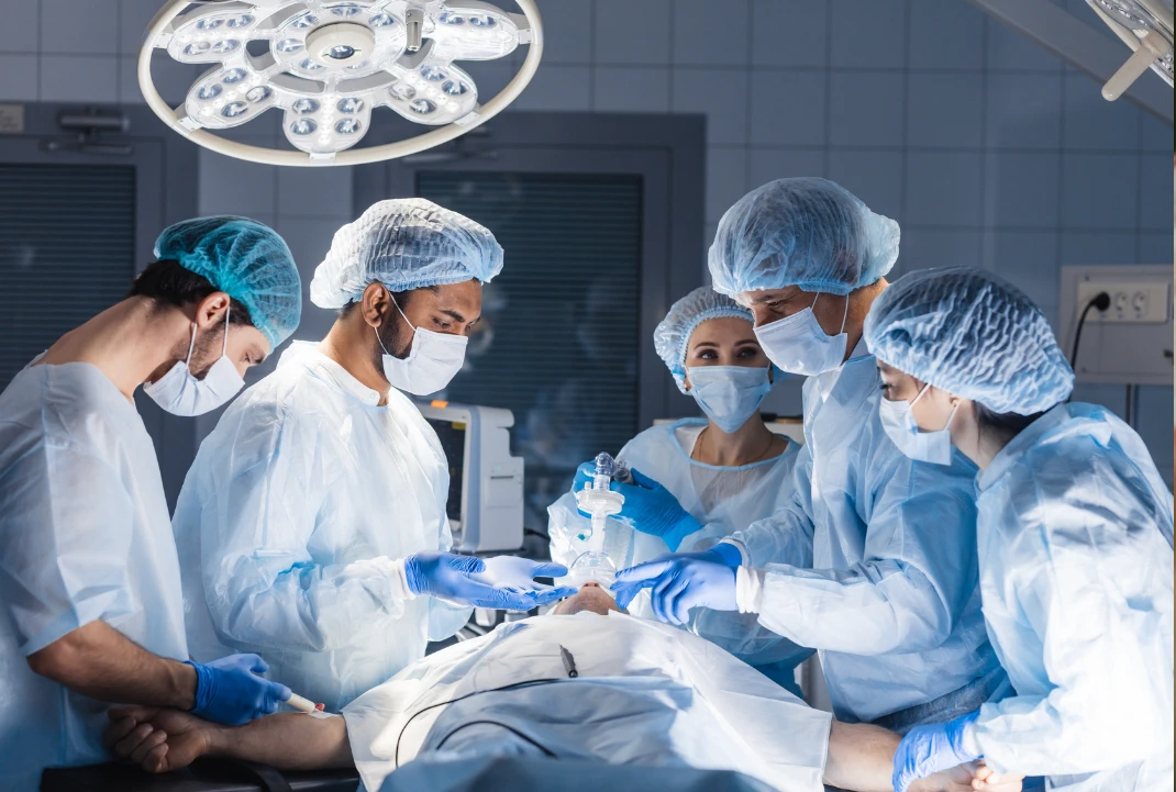 Equipo médico durante una histerectomía